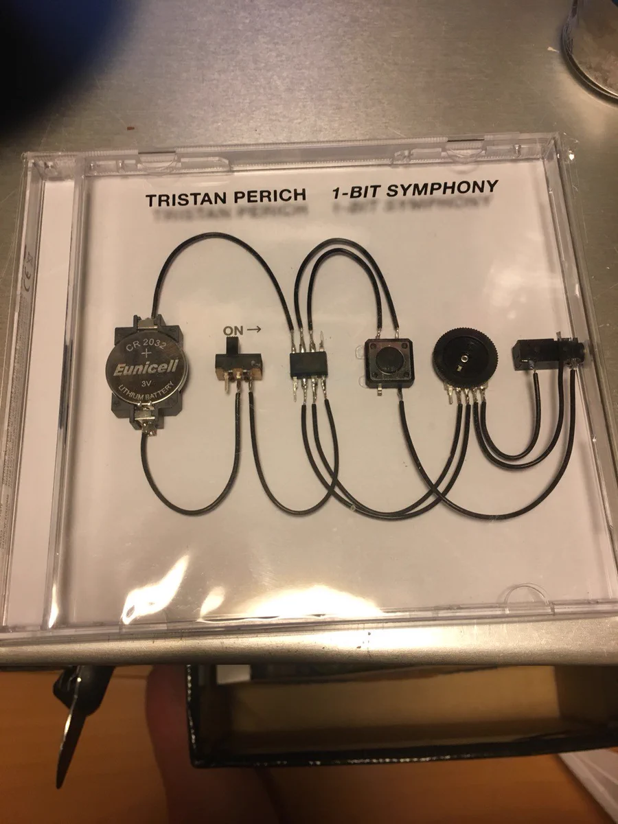 レトロなの？現代風なの？CDに直接イヤホンを差して聴く音楽が素敵すぎるw