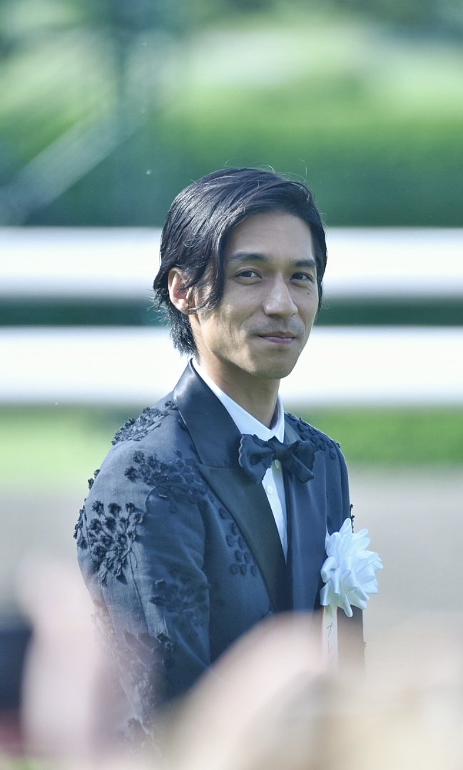 british23knight's tweet photo. 俺を見た！

#宝塚記念 #関ジャニ∞ #錦戸亮 https://t.co/tfofrZrUos