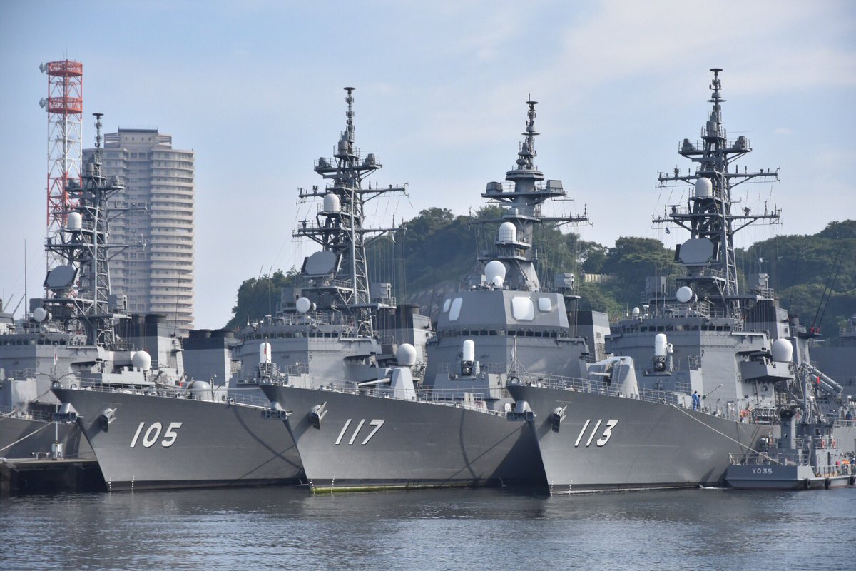 Aren Twitterissa 今日の横須賀基地はやばいw 個人的に1番好きなあきづき型と 海自のイージス艦も初めて見れたし 撮ってる最中興奮してたw これはなかなか見れないと思う 横須賀基地 海上自衛隊 護衛艦 はたかぜ やまぎり きりしま ありあけ さざなみ すず