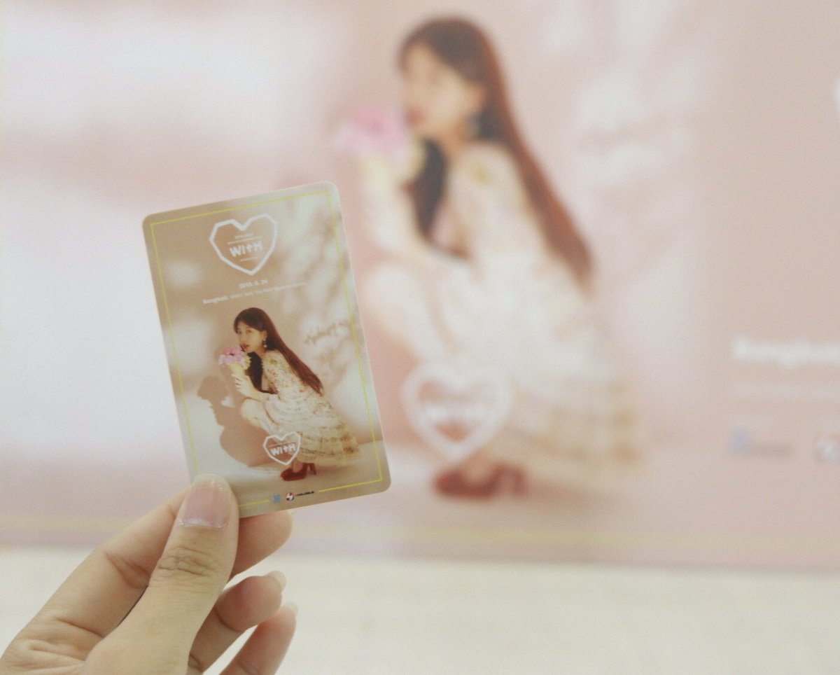 4NOLOGUE's tweet photo. เก็บบรรยากาศหน้างานมาฝาก ~ #sueweeties คนไหนมาถึงงานแล้ว แวะมาถ่ายรูปที่แบคดร็อปและเขียนโพสต์อิทส่งข้อความให้ซูจีกันด้วยน้า 💗 แล้วเจอกันตอน 4 โมงเย็นนะคร้าบบ 😊

#SUZY #SUZYWITHInBKK #JYP #JYPTHAILAND #4NOLOGUE https://t.co/Eg3iFcAyn0