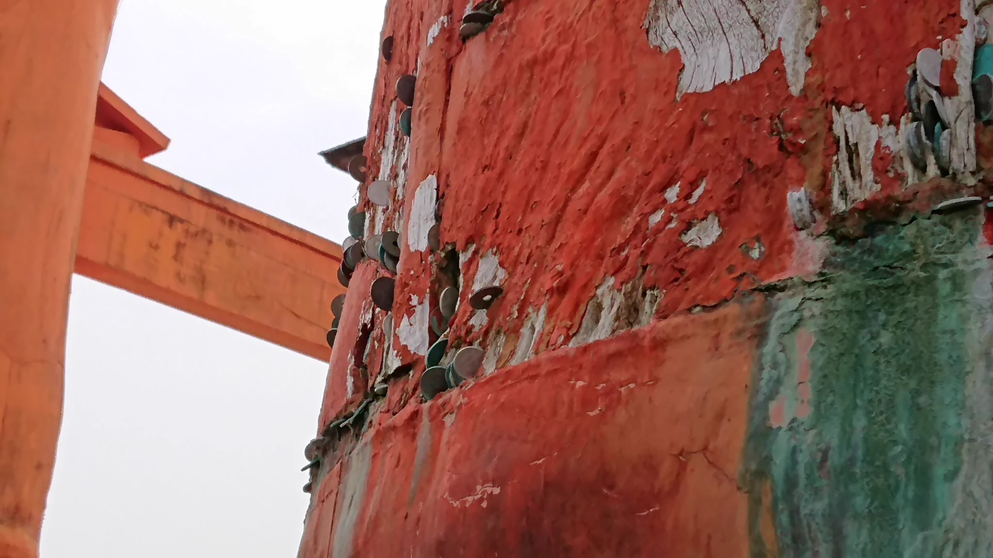 実はお金を挟むのはNGだった？！厳島神社の鳥居にお金を挟むのはやめて自然を守りましょう！