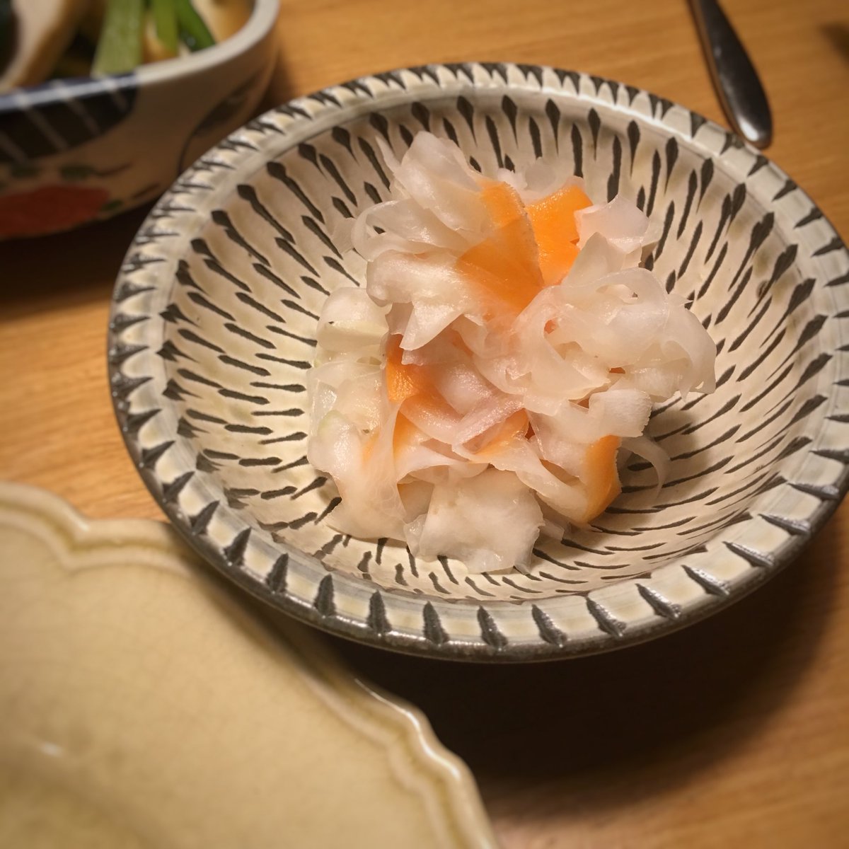 寿木けい On Twitter 紅白なます 辛味大根を使って 箸休めの紅白なます 大根と人参はピーラーでリボン状にむき 薄く塩を振ってしばらく置く 水気が出てきらたよーく絞って 酢と砂糖を2 1で合わせた汁に漬ける