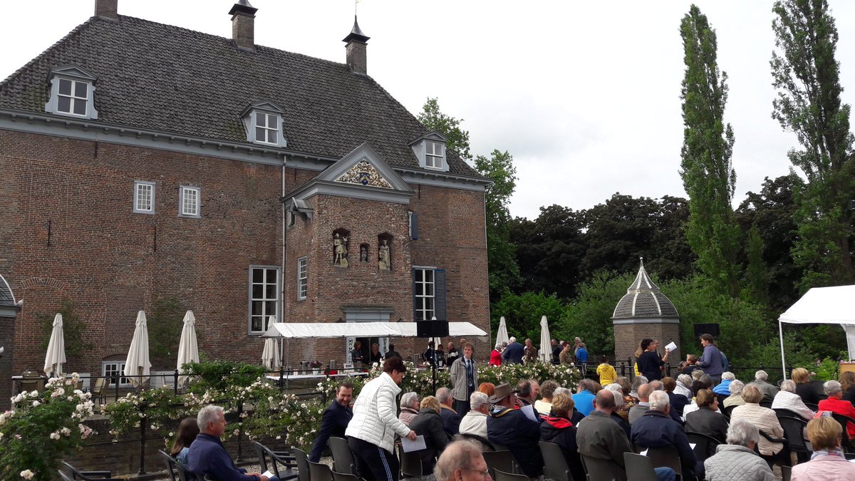 de openlucht kerkdienst van de PKN bij <a href="/KasteelOphemert/">Kasteel Ophemert</a> gaat over een kwartiertje beginnen het loopt al aardig vol. #ophemert <a href="/dgrivierenland/">De Gelderlander</a>