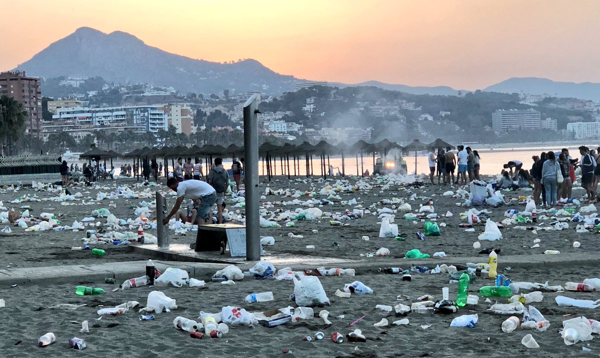 ASI NO. Las playas es de todos y lo que proyectamos es a todos. Una pena que no sepamos cuidar nuestra ciudad y su imagen #NocheDeSanJuan2018