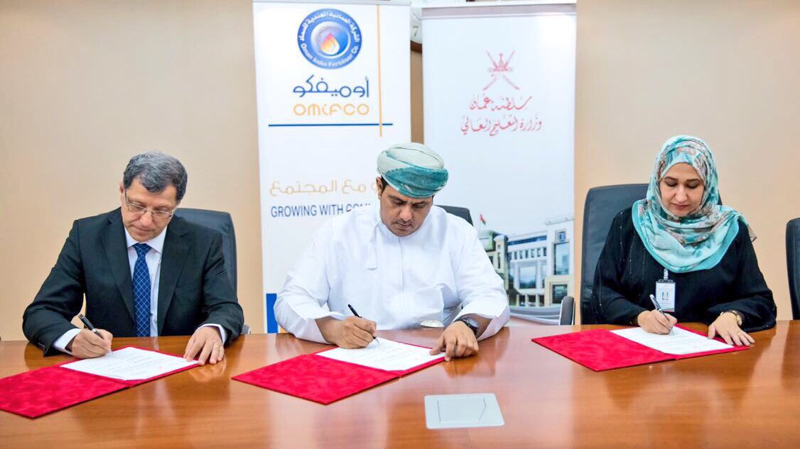 OMIFCO's tweet photo. #OMIFCO signs agreement with the @omanmohe to sponsor scholarships in Engineering in @AsharqiyahUni for general diploma graduates of social security families from A’Sarqiyah South Governorate.
#GrowingWithCommunity https://t.co/wlVySrOQHE
