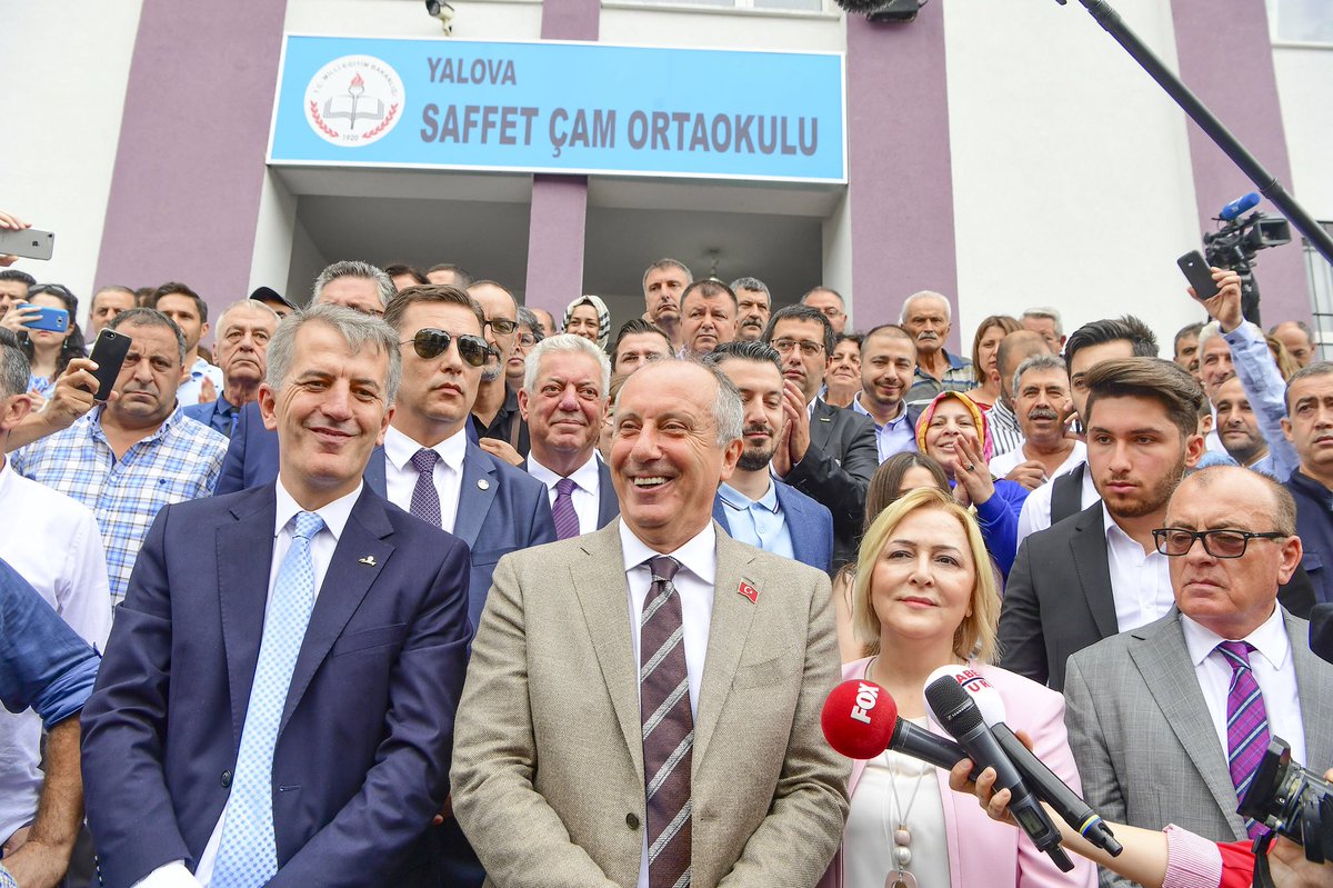 Biz Yalova’da Saffet Çam Ortaokulu’nda eşim, oğlum ve gelinim ile birlikte çocuklarımızın ve memleketimizin geleceği için oyumuzu kullandık. Haydi herkes koşa koşa sandığa, oyunu kullanmayan kalmasın.