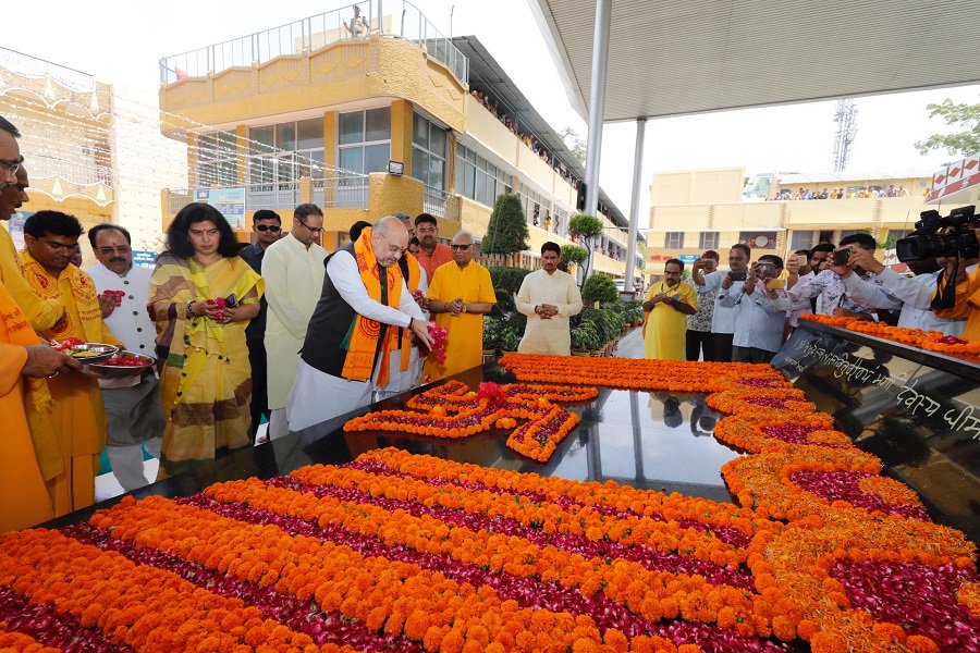 BJP4India's tweet photo. भाजपा अध्यक्ष श्री @AmitShah ने आज 'संपर्क फ़ॉर समर्थन' अभियान के अंतर्गत शांतिकुंज (हरिद्वार) में 'अखिल विश्व गायत्री परिवार' के प्रमुख श्रद्धेय डॉ. प्रणव पंड्या जी और श्रद्धेया शैलबाला पंड्या जी से भेंट कर उन्हें NDA सरकार की 4 साल की उपलब्धियों से अवगत कराया। https://t.co/UWwS7Wydd3