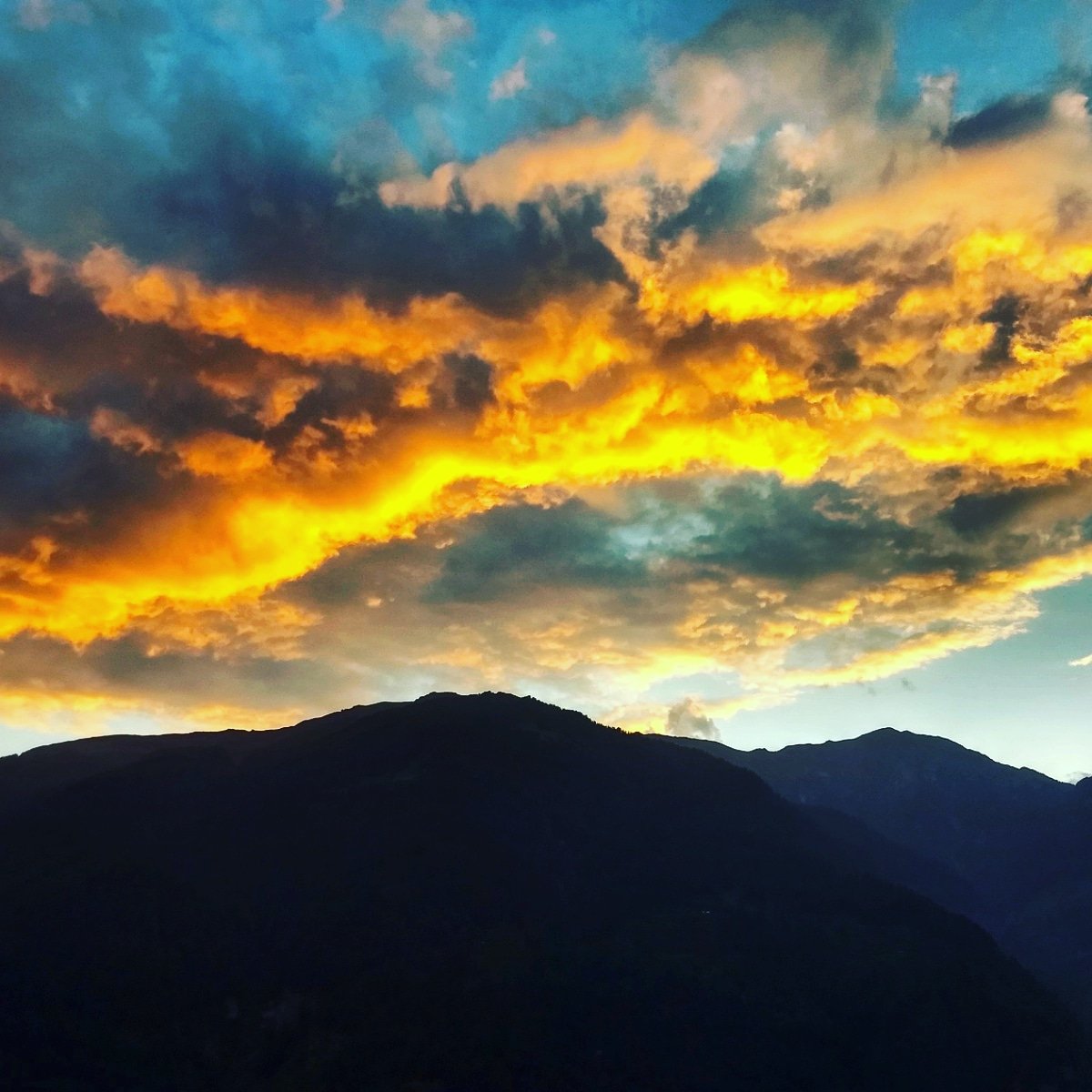 vvk_kr_ydv's tweet photo. It's easy to say "No!" when there's a deeper "Yes!" burning inside. Keep the fire inside u Alive 🌄
#Manali #SunSet #SunOnFire https://t.co/czsJXmQQYd