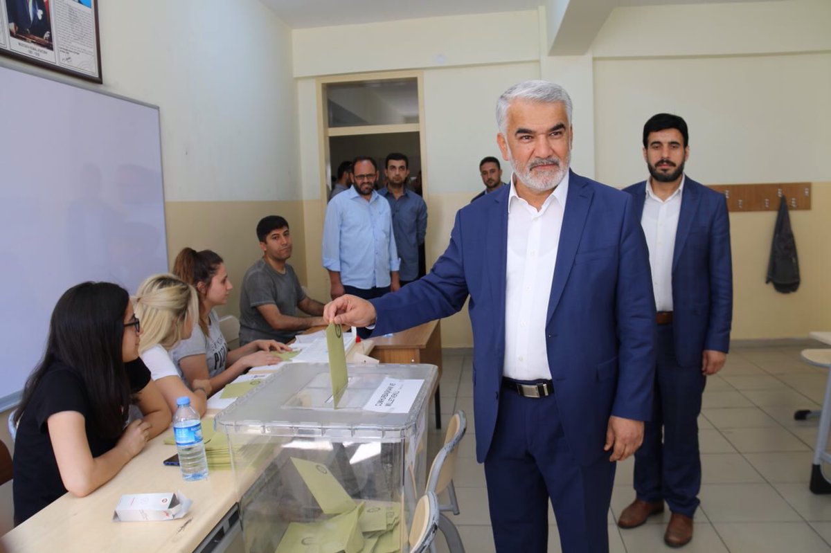 zyapicioglu's tweet image. Adnan Menderes Anadolu Lisesinde oyumuzu kullandık. Kazasız, belasız bir seçim olmasını ve sonuçların hayırlı olmasını diliyorum.