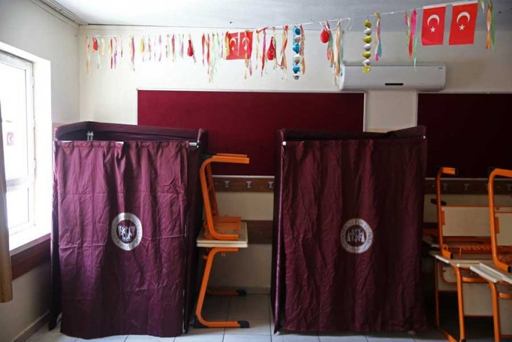 #Seçim2018 | Urfa'nın  Bulduk Köyü'nde 2044 no'lu sandıkta kadınların oy kullanmasına izin verilmiyor. Geçit Köyü 1196 no'lu sandıkta kadınların yerine erkekler oy kullanıyor.
#Sandıkİhbar