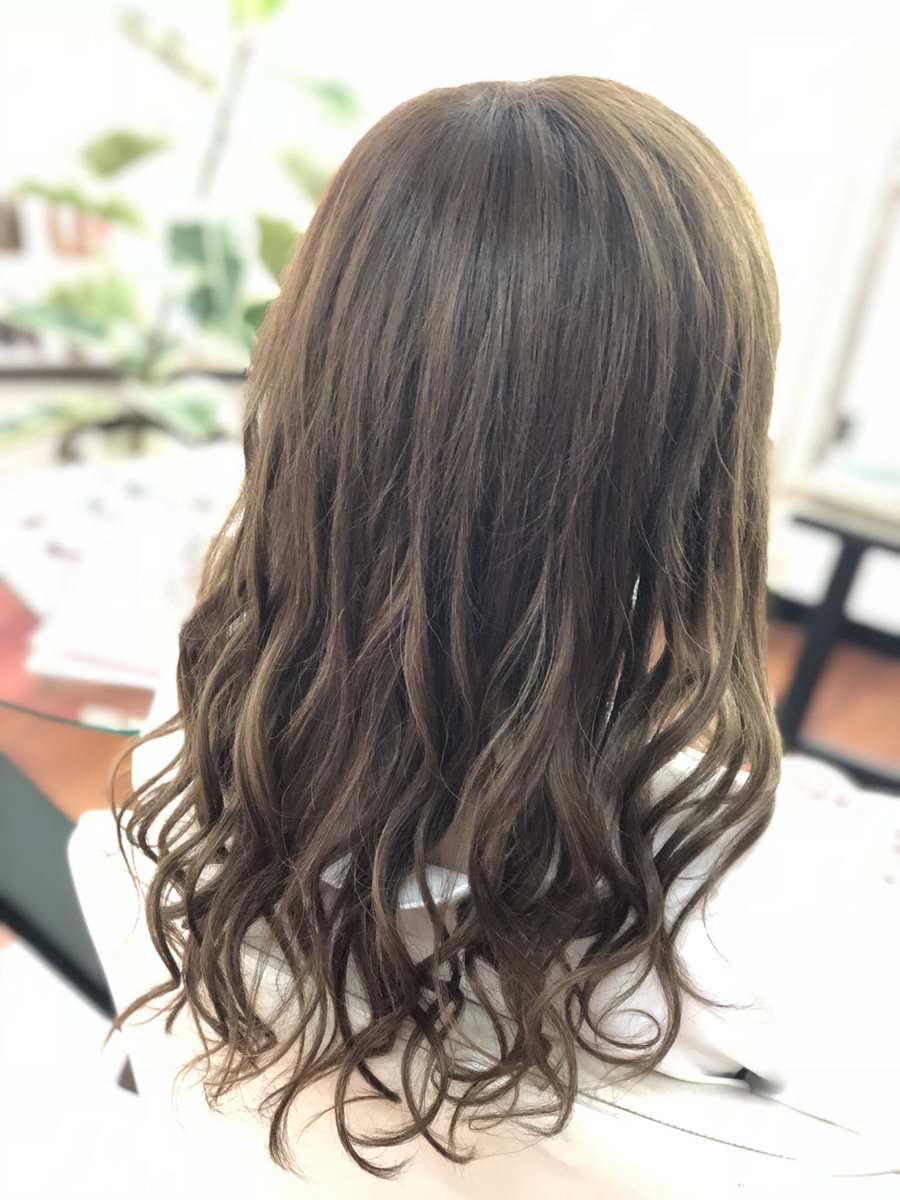 大分 エクステ ヘアカラー ティアラ A Twitter カラーをしてaaaランク編み込みエクステ50本 ロングシール枚付けた感じです 2枚目の写真がカラーを終わった状態 赤みが出来るだけでないようにして欲しいって事でマットグレイジュをオン ショートヘアなんで