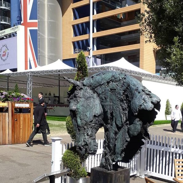 Looking back on a great week at #RoyalAscot2018, ‘Golden’ stands proud at the gates. With thanks to <a href="/Ascot/">Ascot Racecourse</a> <a href="/MuseSculptureCo/">Muse.Sculpture</a> - More info on our website: bit.ly/2tphuLL
#RoyalAscot #Horse #equestrian #Artist