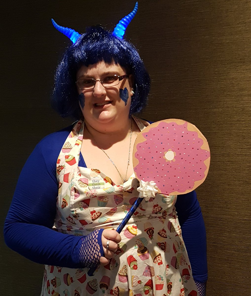 LaurenThemself's tweet photo. I don't think I posted my Jester cosplay from #Con14. Cute cupcake dress, blue heart facepaint, and painstakingly painted double-sided lollipop (where one side is a doughnut!). #CriticalRole @LauraBaileyVO https://t.co/ozHRn9kGTj