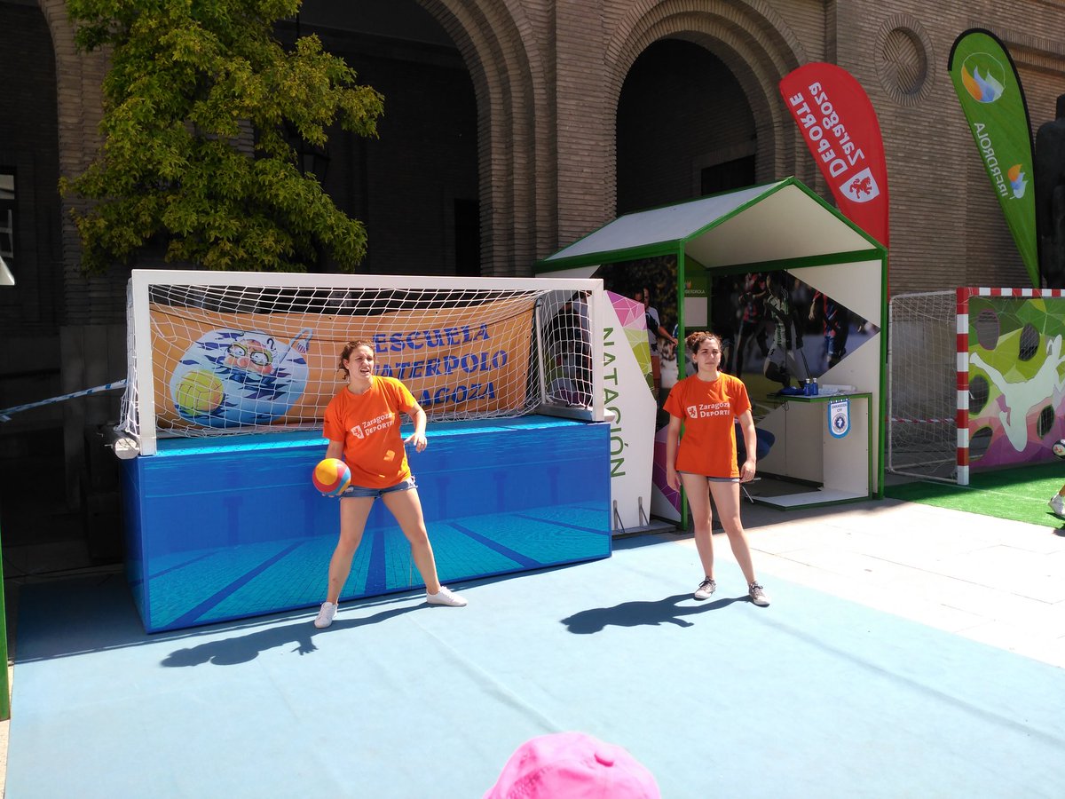 ewpzgz's tweet photo. Las jugadoras de @ewpzgz ayudando a promocionar el waterpolo dentro del #TourMSD que se está desarrollando en la Plaza del Pilar de Zaragoza. Muchas gracias. https://t.co/lJvnf2lgM6