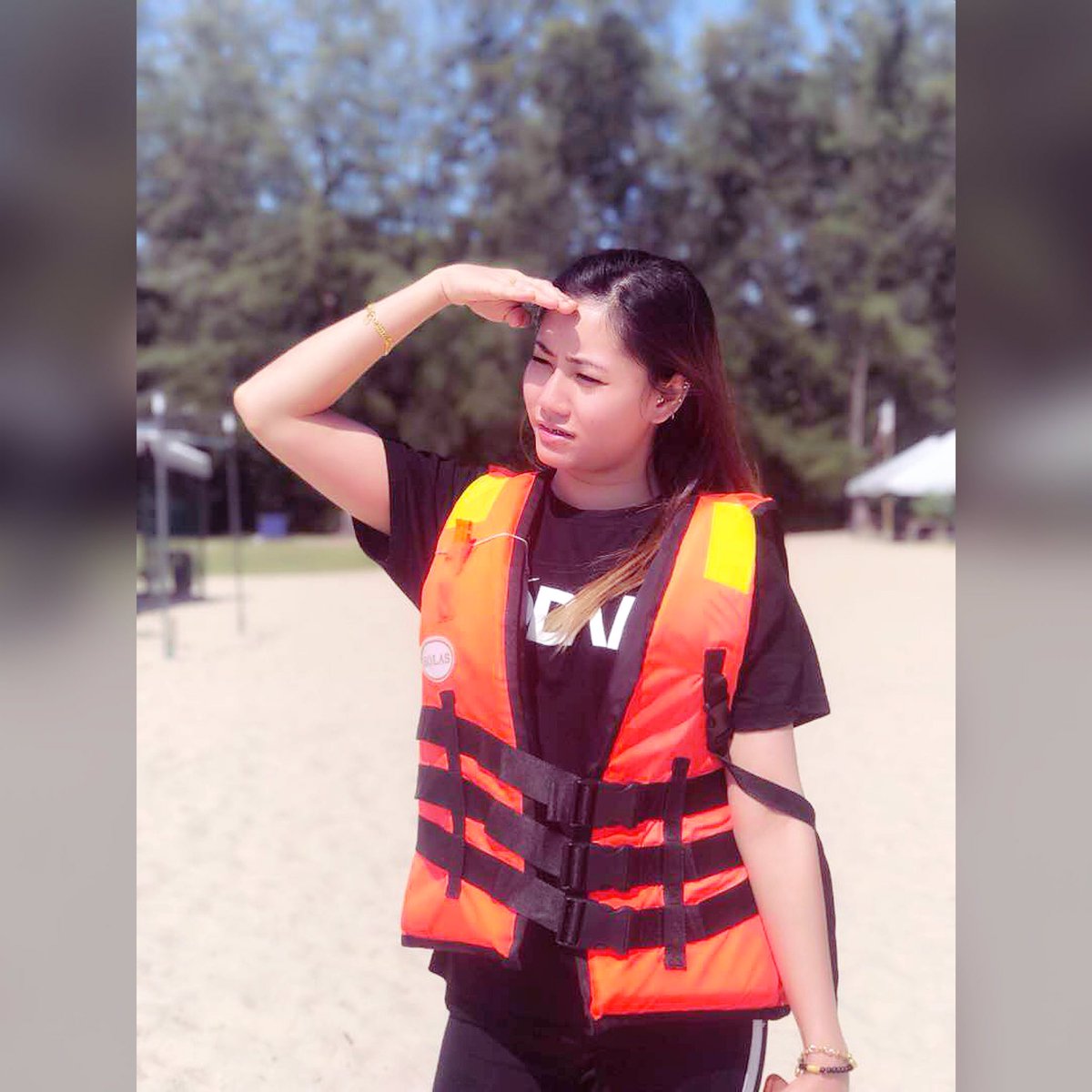 esyapinky92's tweet photo. Setiap apa yang kite impikan,tak semua menjadi kenyataaan. Hiduplah dalam kebenaran. kenyataan akan lebih jujur dari penantian ❤️ #Sepetang https://t.co/qKKalSehpO