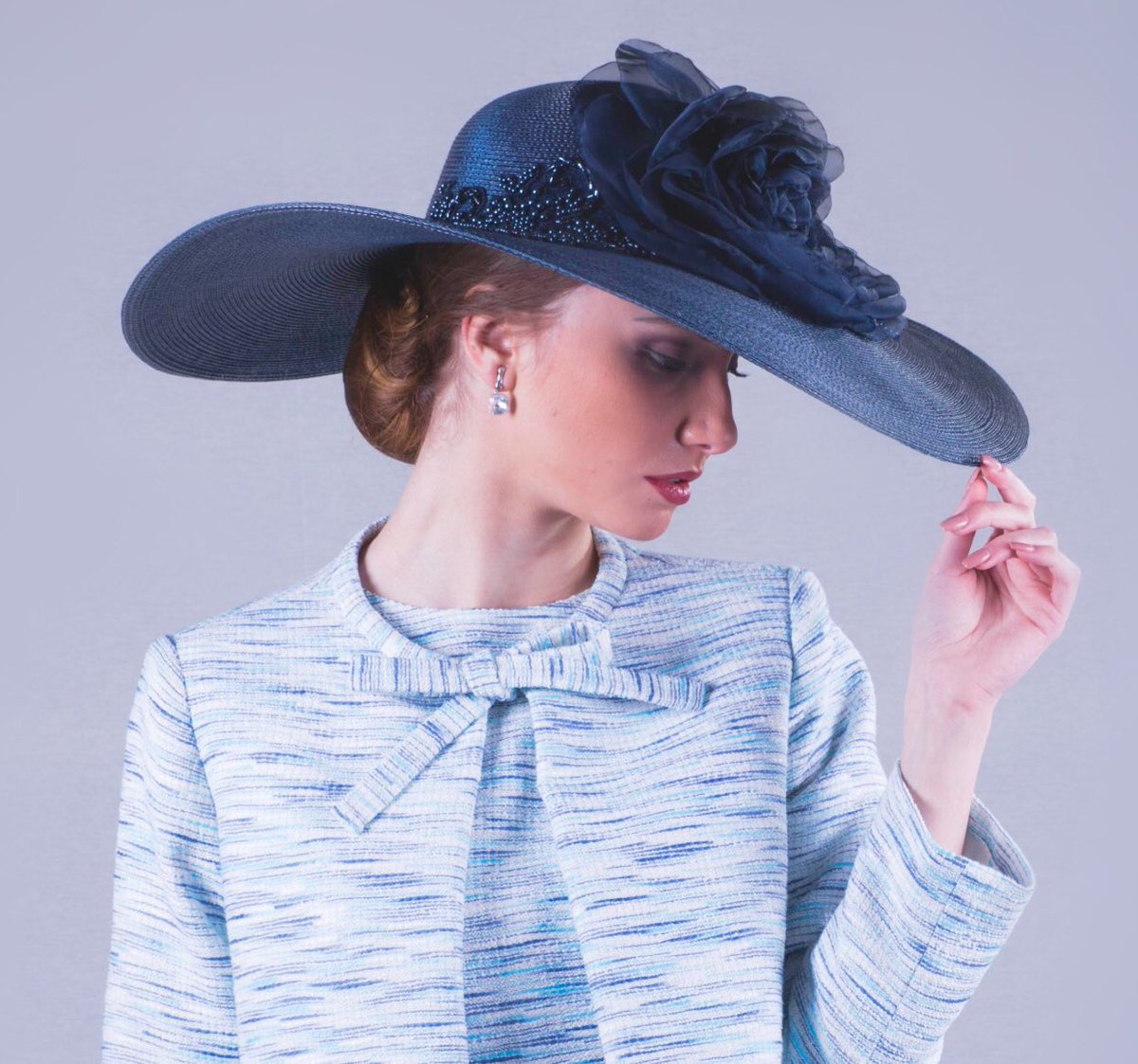 TocadosAirun's tweet photo. Clásico y atemporal ... Hoy os proponemos un “ Sunday in blue. “
HAT @TocadosAirun
DRESS @SlabonModa
MAKEUP #tiendasagatha
PIC #raulaguilerafotografiayvideo
MODEL #mprsol
#invitadaperfecta #invitadaideal #invitadaconestilo #invitadaparaboda https://t.co/lyYSxlXFU0