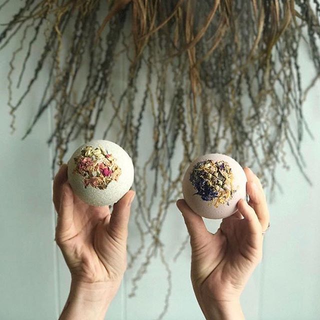 Bath bliss this Sunday night... @sowkh_  bath bombs...
.
.
.
.
.
#bathbomb #skincarejunkie #itworks #wontlastlong #floral_perfection #floralbath #sundayfunday #goodskin #smooth #healthy #naturalskin #handmade #homegoods #bohostyle #organic #essentialoils… ift.tt/2Mjw7Yd