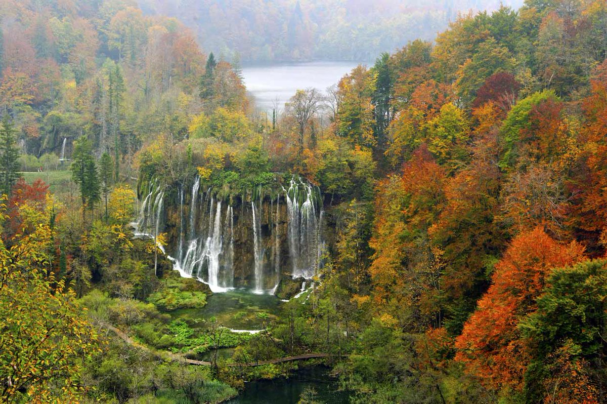 El Parque Nacional de #Plitvice en #Croacia, con sus16 lagos de aguas turquesas y fondos transparentes conectados entre sí, fue declarado por la Unesco Patrimonio Natural de la Humanidad y méritos no le faltan. #SPENDIN