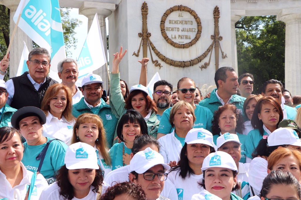 PuriCarpinteyro's tweet photo. Estoy en el cierre de campaña de mis compañeros candidatos del partido. Estoy segura que con su voto todos lograremos nuestro objetivo: hacer una CDMX de primer mundo. https://t.co/60f6P8G7iQ