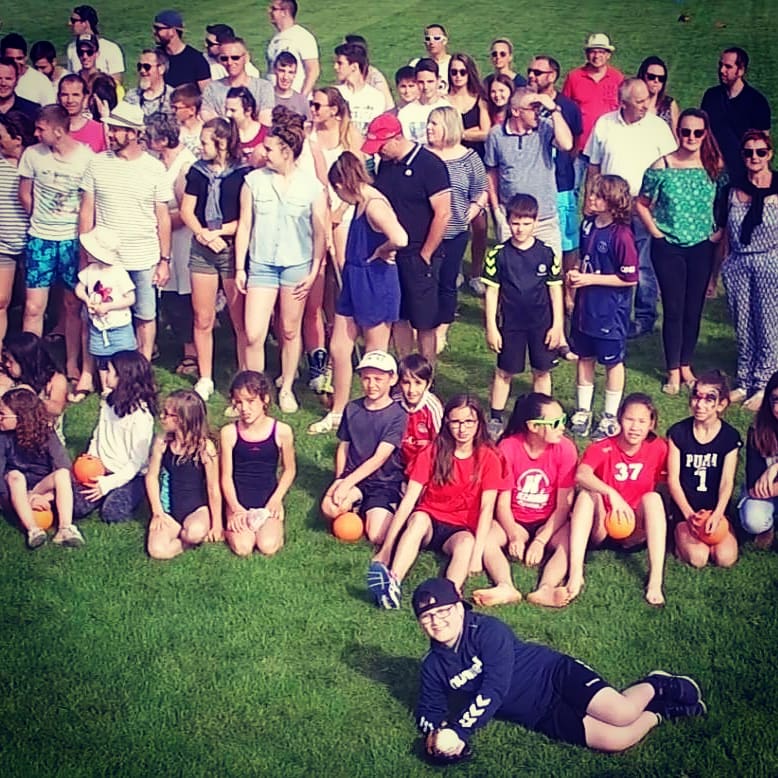 Lslfhandball's tweet photo. 👏 aux Seniors qui ont œuvré à l’organisation de cette super journée! Une après-midi  ☀️, une AG fournie 👨‍👩‍👦‍👦, un repas animé 🥖, des vidéos hilarantes 🎥 et un quiz endiablé 🎶 
À la saison prochaine et merci à tous pour votre présence ! #GreenTeam #LesnevenLeFolgoetHB https://t.co/hq6nywJvXB