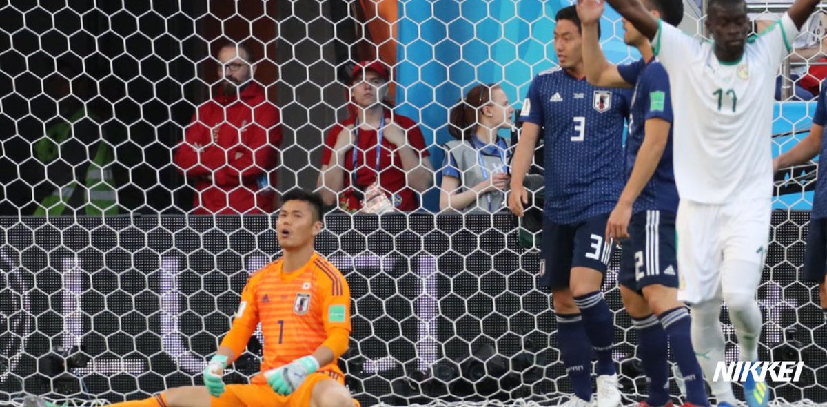 ロシアワールドカップセネガル戦で 現地で応援の日本サポーターが観客席に飛び込んだシュートをナイスヘディング 一応 事務所所属の芸能人 Togetter