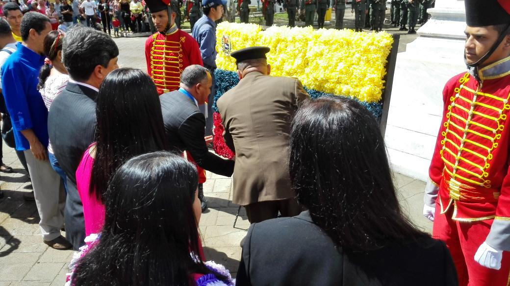 Ofrenda del Ejecutivo Municipal ante la estatua del Padre de la Patria #ComoEnCaraboboVenceremos #EjercitoVenezolano #SanJuanBautista