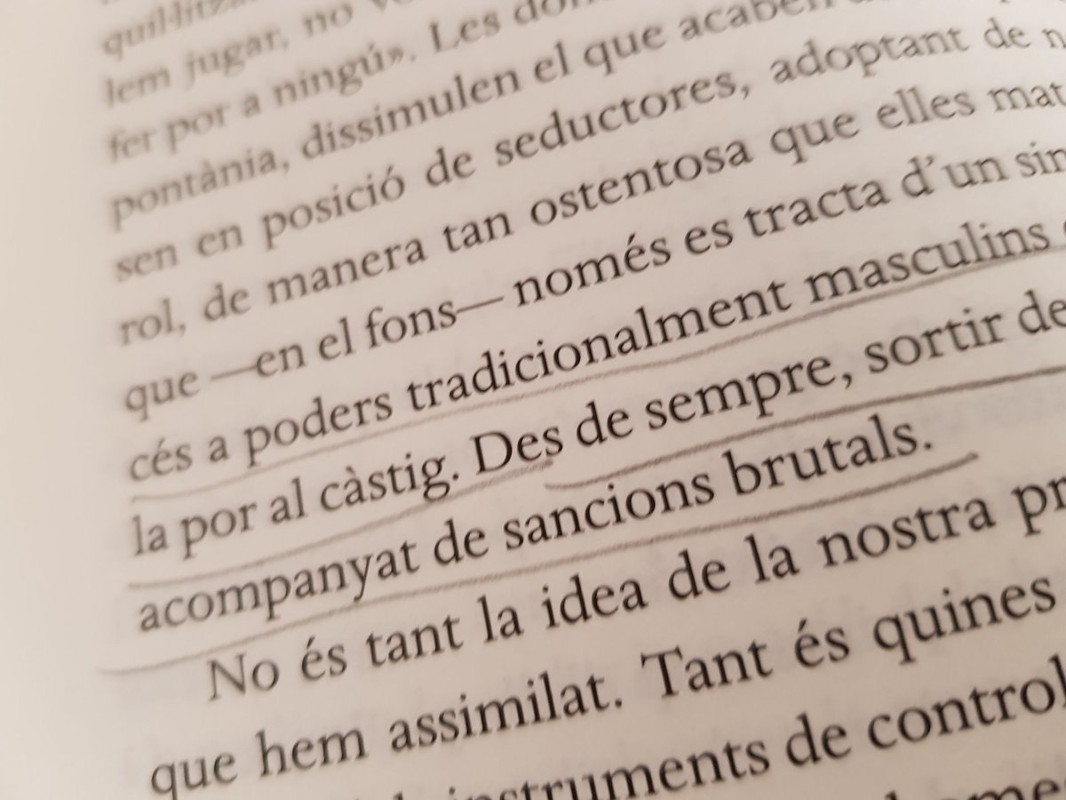 rmisart's tweet photo. "Des de sempre, sortir de la #gàbia ha anat acompanyat de #sancions brutals" #TeoriaKingKong, de #VirginieDespentes , p. 32 de 1a ed. #LAltraEditorial (gener de 2018). @laltraedi #frasespoderoses
Ed. francesa: @EditionsGrasset, 2006 https://t.co/GJEiIBTuJv