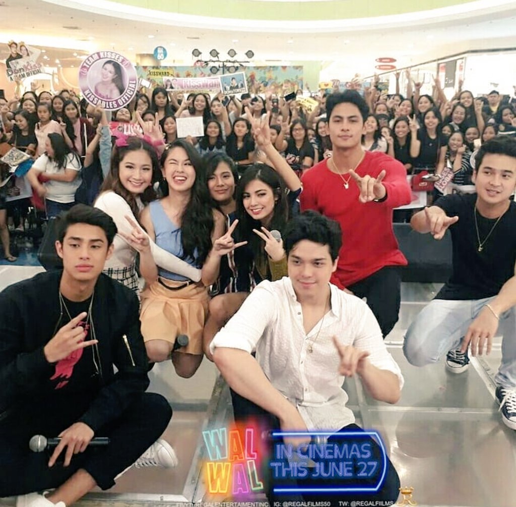 DEVONline_SQUAD's tweet photo. #WrapUpTime :
#WALWALLastMallTour
THANKS TO ALL THE CAST especially my loves @devonseron17 na always present sa mall shows since Day 1 & to all the people behind #WalwalMovie ❤
@RegalFilms @RegalRoselle
@DirekJoey @aikonzert @IamMhiko
@MotherLilyM
© https://t.co/7pc2ki1OhV