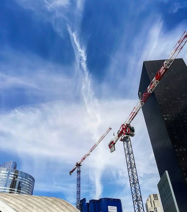 AngeloDiHoffman's tweet photo. BANG‼️#clouds #Dimanche #skyporn #Blue #building #pariscityvision #LaDéfense #Verano #mobilephotography ��🥤 https://t.co/VjDndydOBr https://t.co/vY89pRgnKx
