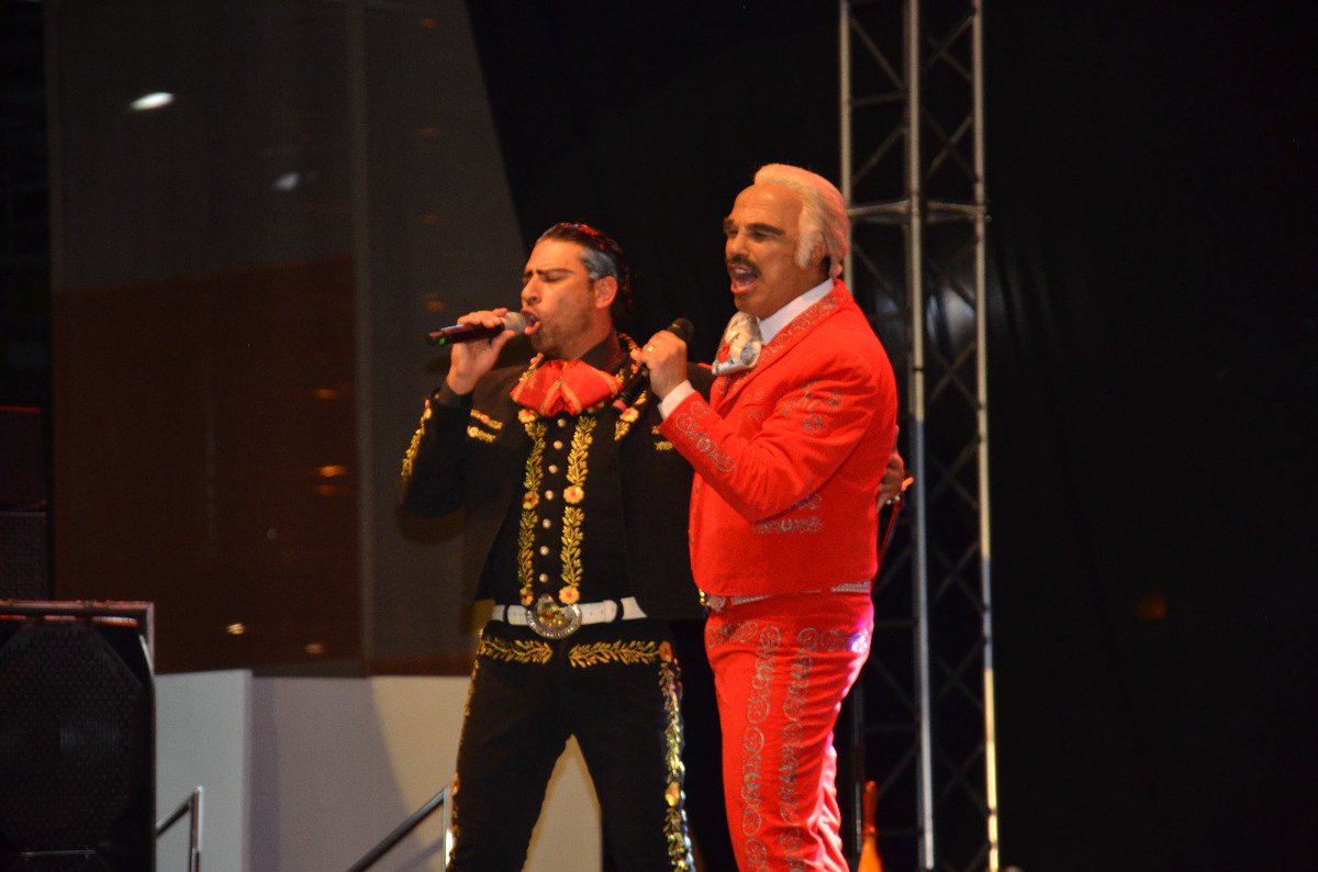 USSSuba's tweet image. Unión, fraternidad y sonrisas se tomaron la plaza de Jubileo de Compensar. Todos corearon las canciones de Vicente Fernández, Julio Iglesias, Marco Antonio Solis, Celia Cruz y otros cantantes encarnados por Camilo Cifuentes.