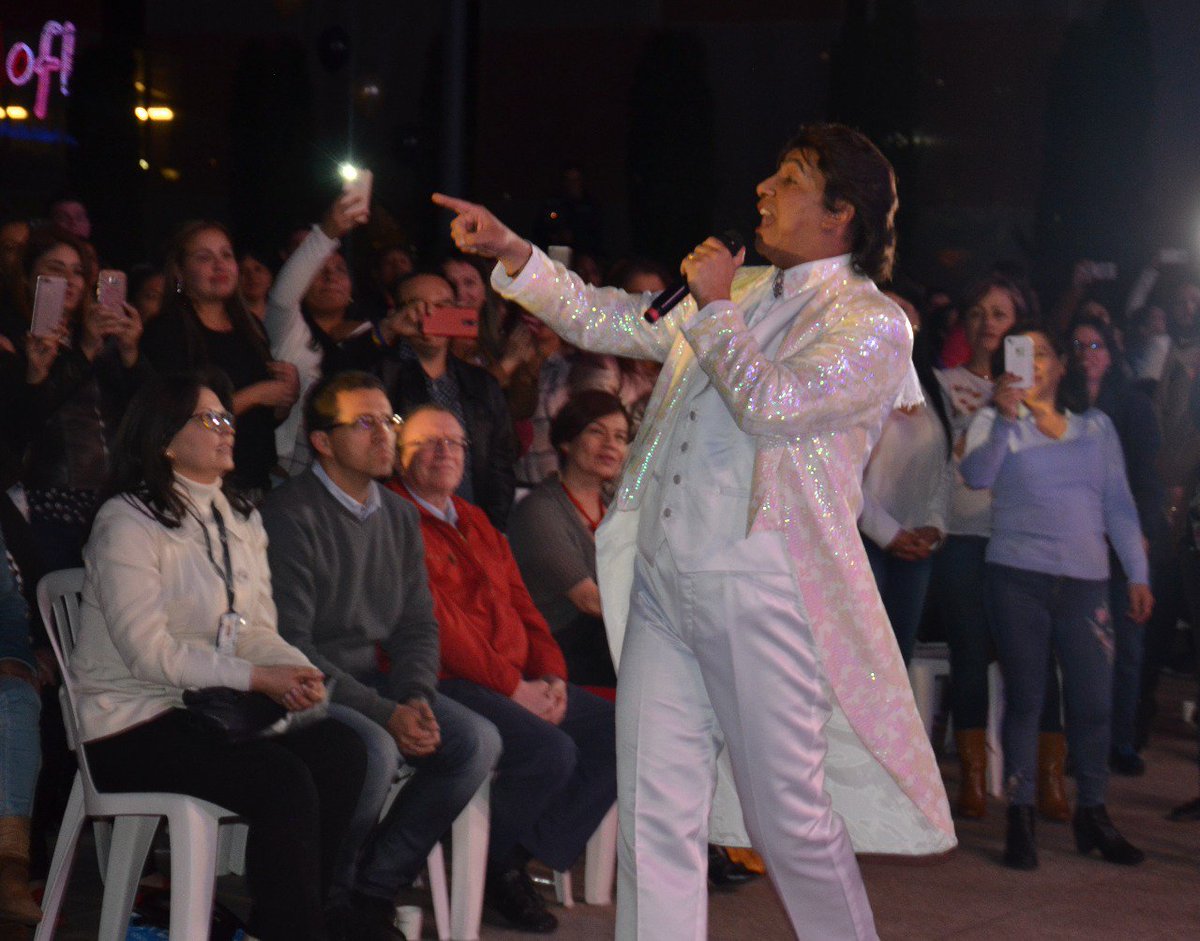 USSSuba's tweet image. Unión, fraternidad y sonrisas se tomaron la plaza de Jubileo de Compensar. Todos corearon las canciones de Vicente Fernández, Julio Iglesias, Marco Antonio Solis, Celia Cruz y otros cantantes encarnados por Camilo Cifuentes.