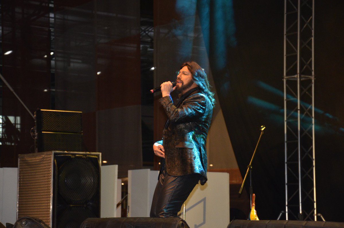 USSSuba's tweet image. Unión, fraternidad y sonrisas se tomaron la plaza de Jubileo de Compensar. Todos corearon las canciones de Vicente Fernández, Julio Iglesias, Marco Antonio Solis, Celia Cruz y otros cantantes encarnados por Camilo Cifuentes.