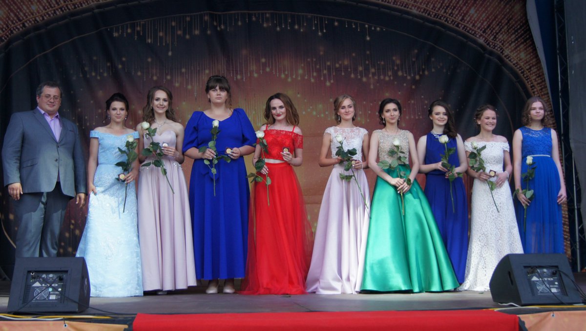 Девять выпускниц 2018 года, завершая обучение в школе, были награждены медалями «За особые успехи в учении».
plavsknews.ru/news/za-osobye…