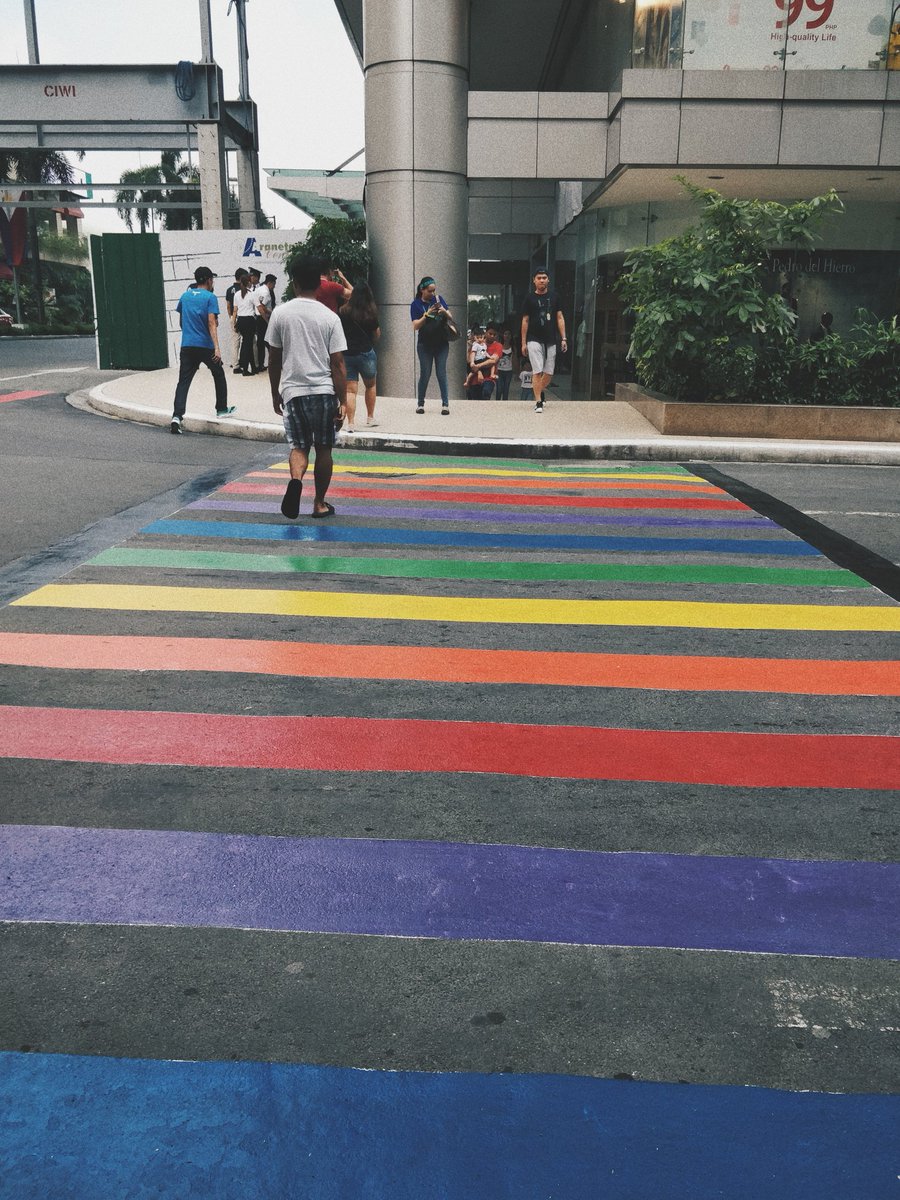 lj_pena's tweet photo. Rainbow crossing at Araneta Center Cubao, QC

#LGBTequality #humanrights #gaypride #pridemonth #prideweek #pride2018 #allweneedislove #loveisfreedom #loveforall #LGBT #LGBTlove #VSCO #vscocam https://t.co/hzW0r47iBo