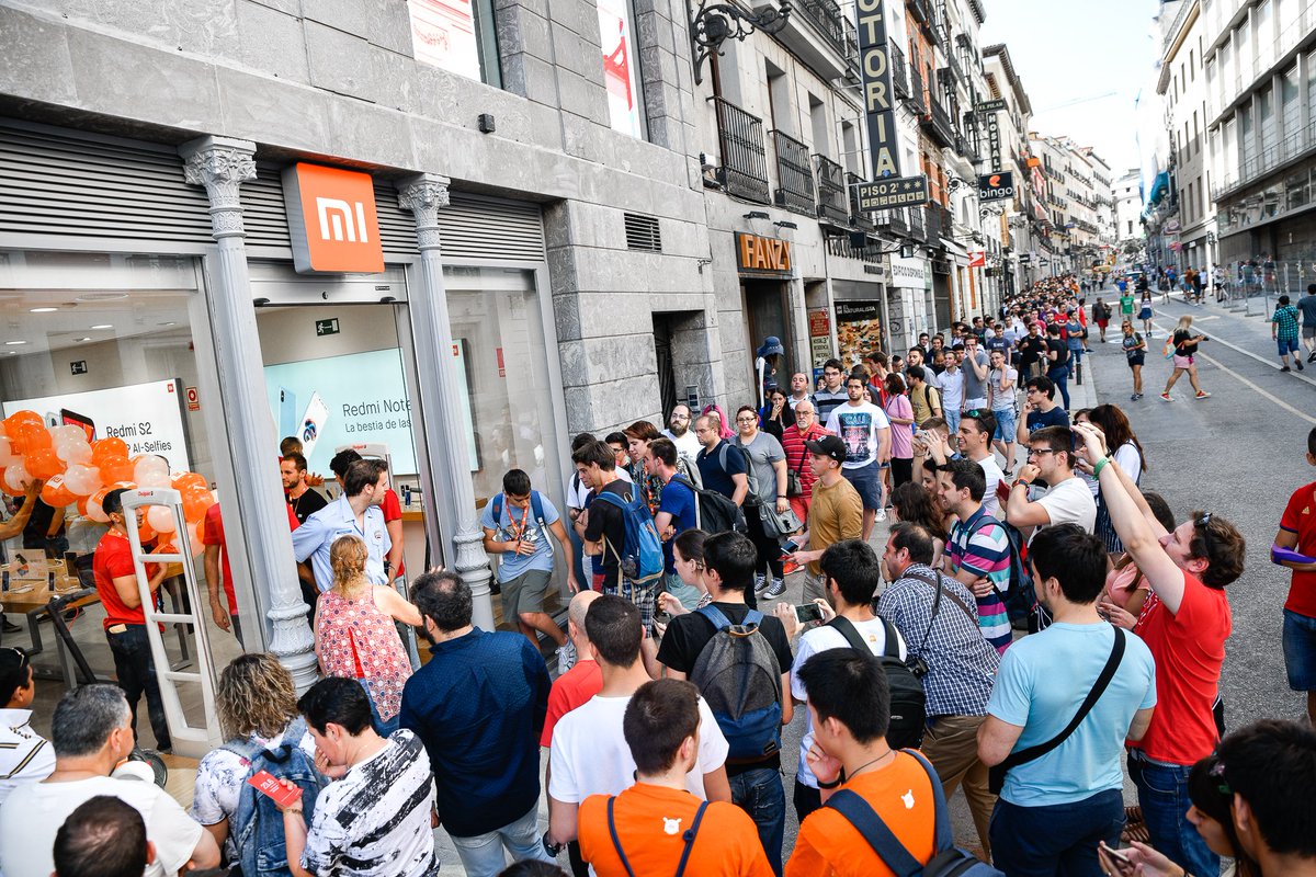 XiaomiEspana's tweet photo. Nos habéis dejado sin palabras, ¡GRACIAS por esta gran acogida en nuestra apertura de @mistoresol ! Encantados de teneros cada vez más cerca y veros con tantas ganas de más. Nos vemos todos los días en C/ Carretas 5, junto a la icónica Puerta del Sol #MiStoreSol https://t.co/2e6mWIUEFF