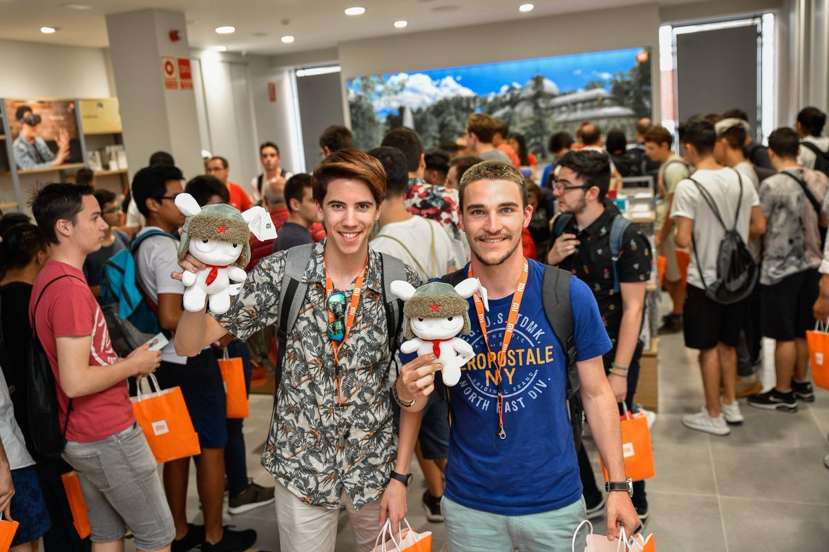 XiaomiEspana's tweet photo. No tenemos palabras para daros las gracias por tanto cariño ¡No cabía un alma! #MiStoreSol https://t.co/eGkrLYkbIZ