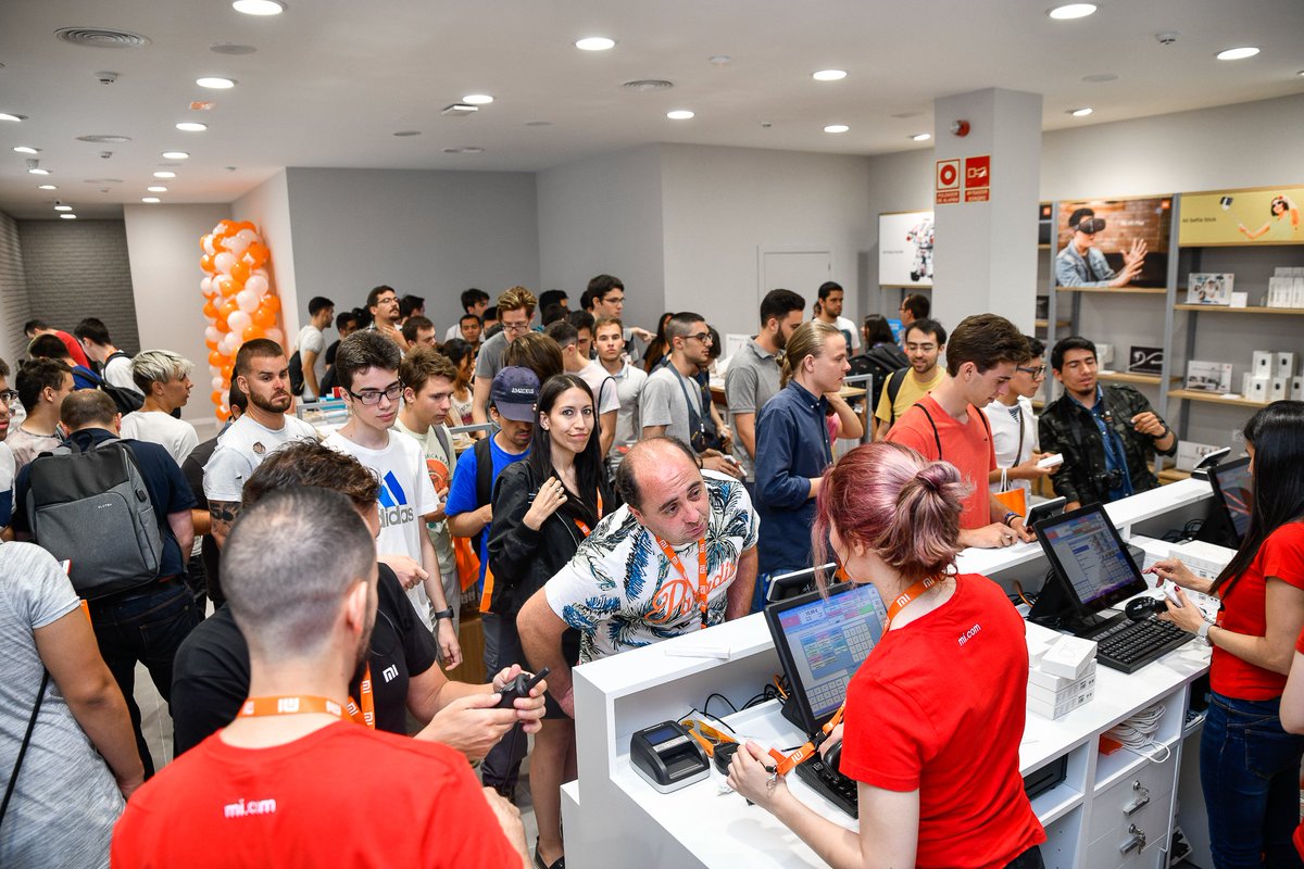 XiaomiEspana's tweet photo. No tenemos palabras para daros las gracias por tanto cariño ¡No cabía un alma! #MiStoreSol https://t.co/eGkrLYkbIZ