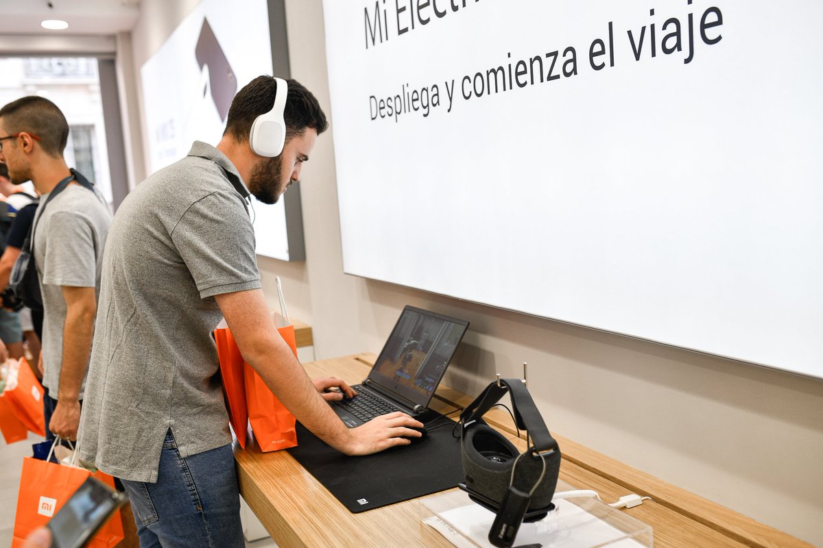 XiaomiEspana's tweet photo. No tenemos palabras para daros las gracias por tanto cariño ¡No cabía un alma! #MiStoreSol https://t.co/eGkrLYkbIZ