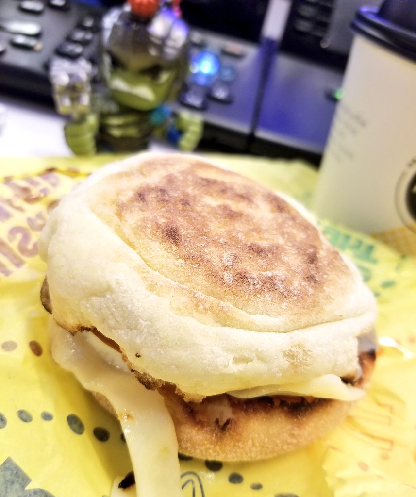 takahmama's tweet image. Double shift today.  Meal #1. And it's sad when you say goodnight and good morning to the same security guard.  #newslife #assignmentdesk #firstbreakfast #eatingatmydesk