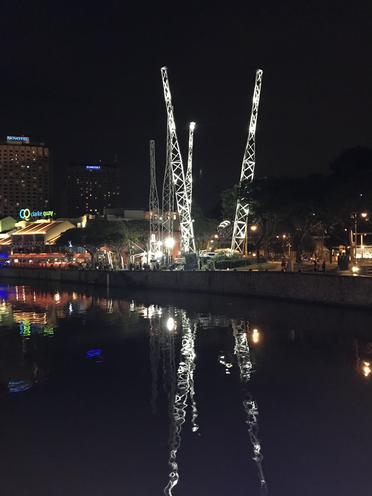 Bestmusic シンガポール最大の夜遊びスポットであるクラーク キーもちらっと遊びに行きました ｏ 川沿いに巨大な逆 バンジースポットありました シンガポール クラーク キー 夜遊びスポット T Co 6fmojiaipn Twitter