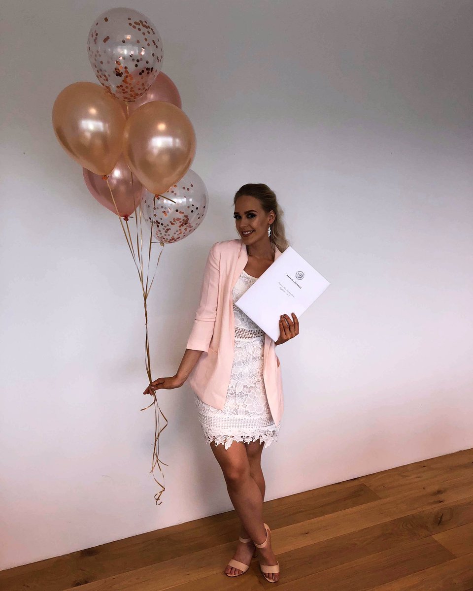 Jæja. Hérna kemur það. Sorry not sorry.

Í gær útskrifaðist ég með BA gráðu í lögfræði frá HÍ. Langar að þakka Elle Woods fyrir að vera spirit animalið mitt í gegnum árin.

What, like its hard? 💅🏻