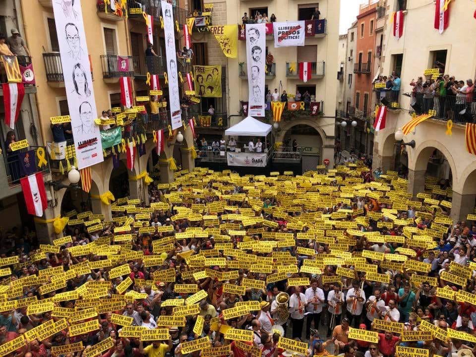 roig_aleix's tweet photo. Entre tots ho hem aconseguit!!! 💪🏻💪🏻💪🏻
Gràcies @AssembleaValls @omnium i a @MarcAyala_ x la foto!
#TenyimDeGrocLaPlacaDelBlat 
#LlibertatPresosPolítics 
#SantJoanValls 
#Castells https://t.co/lW7XxlXp7z