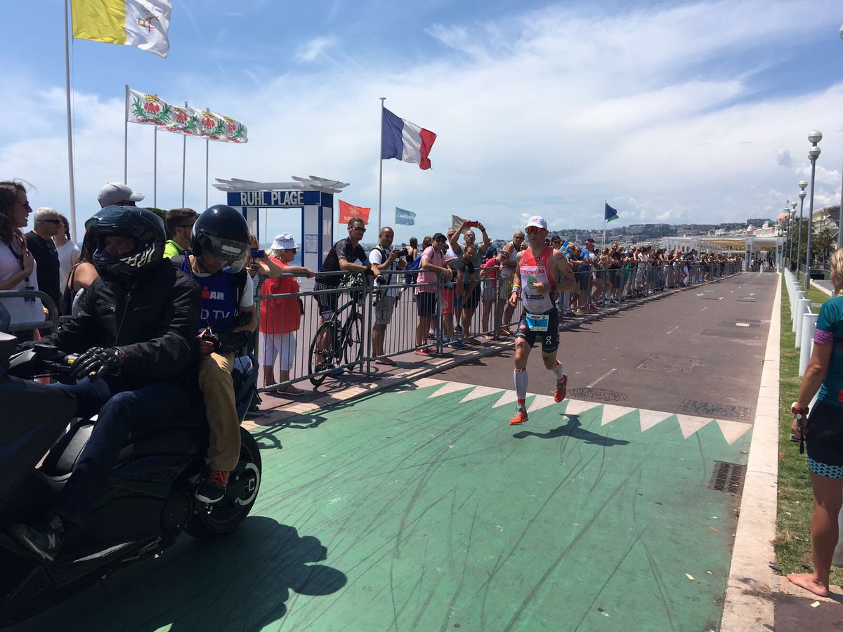 IRONMANLive's tweet photo. Crazy fast half marathon @fvanlierde  - 1:19:42 and a lead of 2:19 over @cameronwurf, @AntonyCOSTES +4:00, @giuliotri  +5:05, @RomGuillaume +5:18 #IRONMANFrance https://t.co/L6x5on5ft3