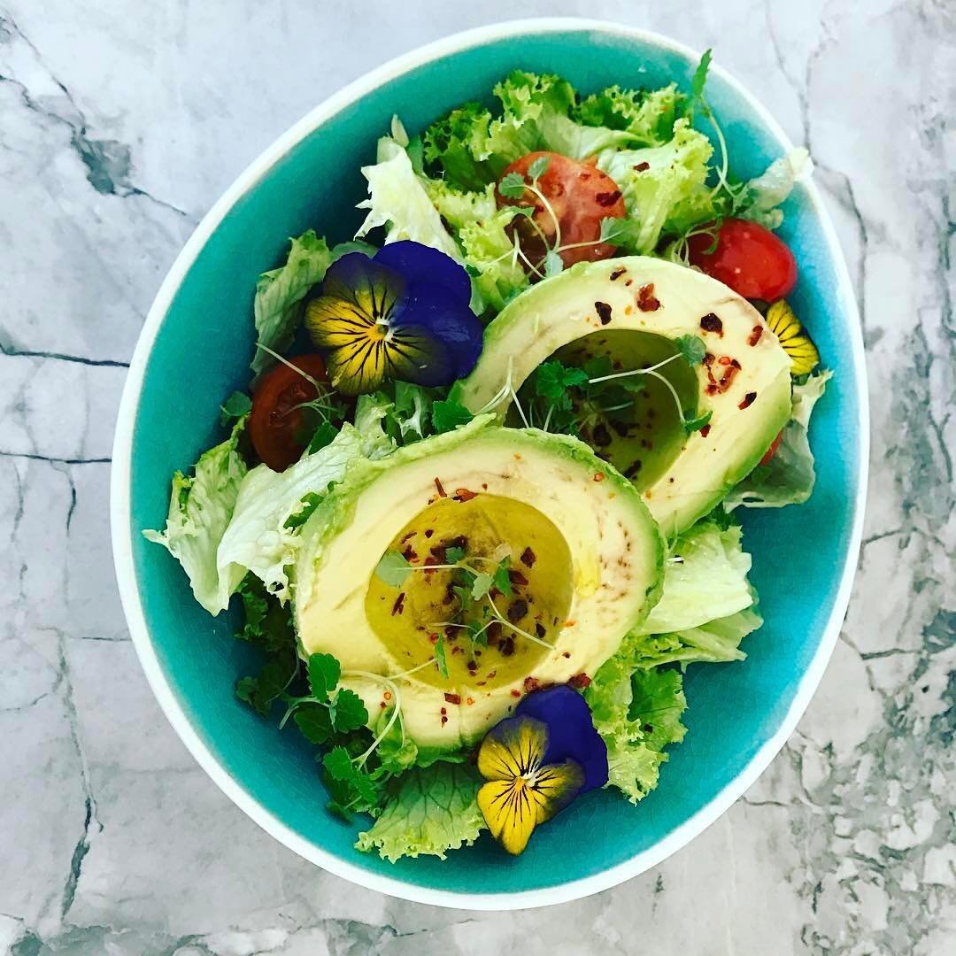 Avocado_Therapy's tweet photo. That's exactly what summer looks like☀️👑
#avocado #cleaneating #yum #foods4thought #plantpowered #healthyfoodshare #eatcolor #plantbased #vegan #avocaddict https://t.co/vZpvQnP3m3