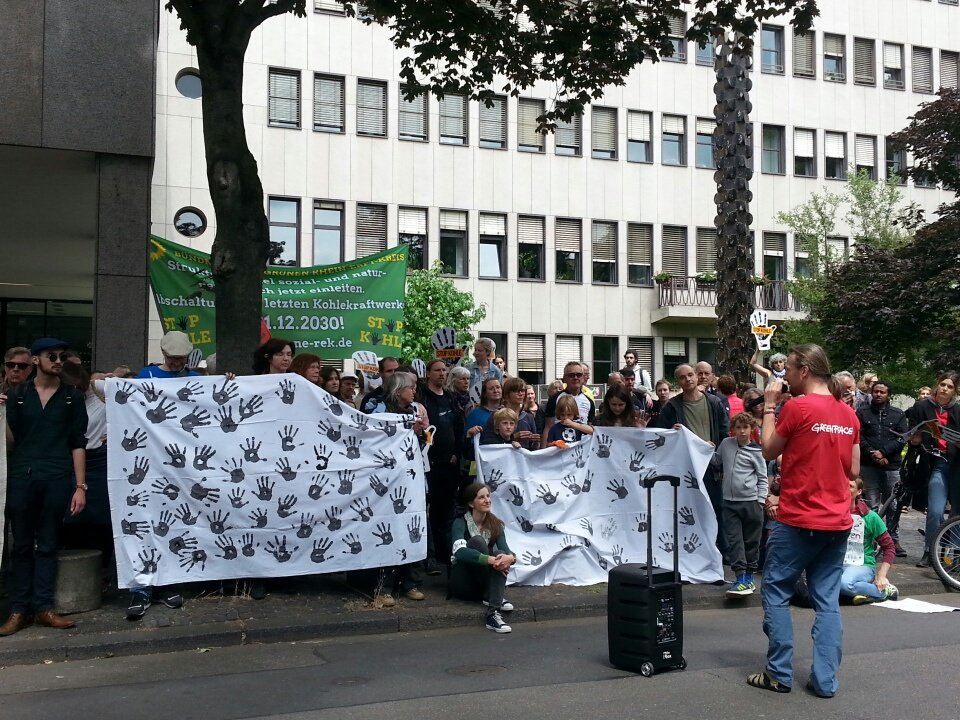 Abschlusskundgebung vor der Bezirksregierung #Koeln : Nein! zum geplanten #Kohlekraftwerk von #RWE ! #StopKohle