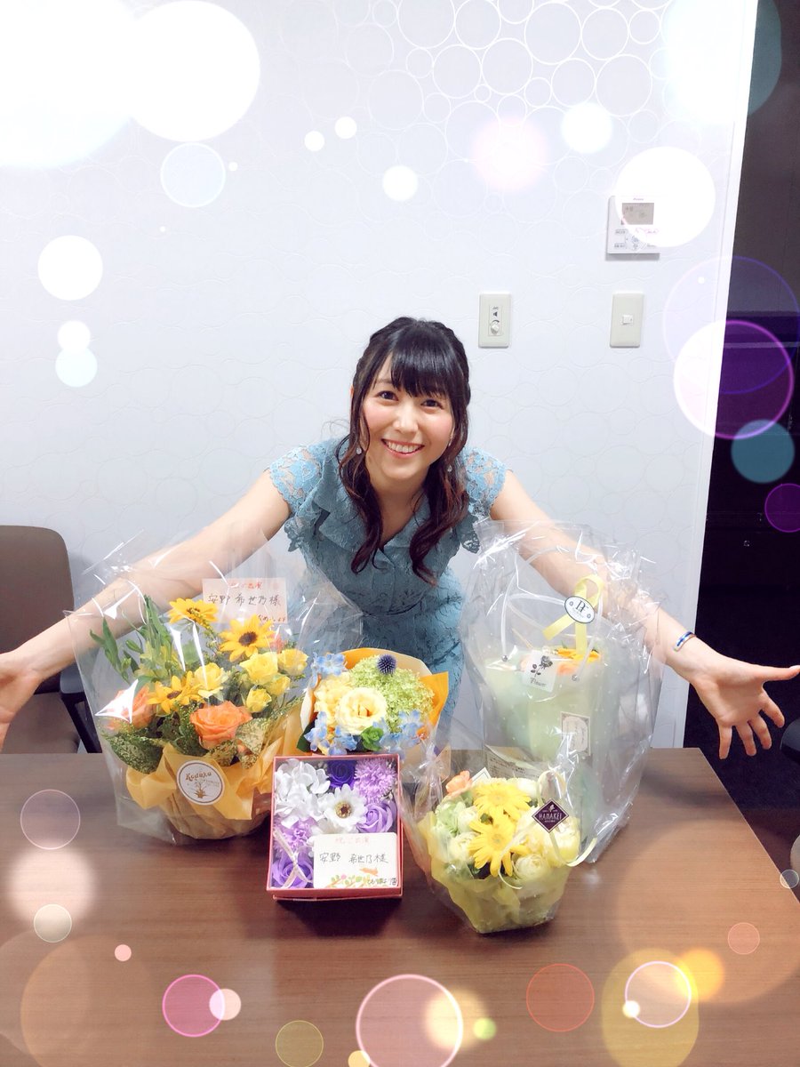 Yaskiyo_manager's tweet photo. 劇場版マクロスΔ「激情のワルキューレ」舞台挨拶、昼夜共にとても楽しい時間を過ごさせて頂けました🌸
足をお運びくださったみなさま誠にありがとうございました❣
お花もと〜っても綺麗で感激☺️💐
昼の部のとあるメッサーに賜った装置を以ってメッサーバングルは完成に至りました✨
.❀きよの❀. https://t.co/fmkBieEACm