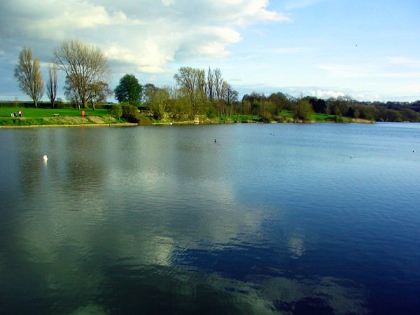 Coate Water in Swindon, ideal for a hot summer day like today. <a href="/CoateWater/">Coate Water Wildlife</a> tripadvisor.co.uk/Attraction_Rev…