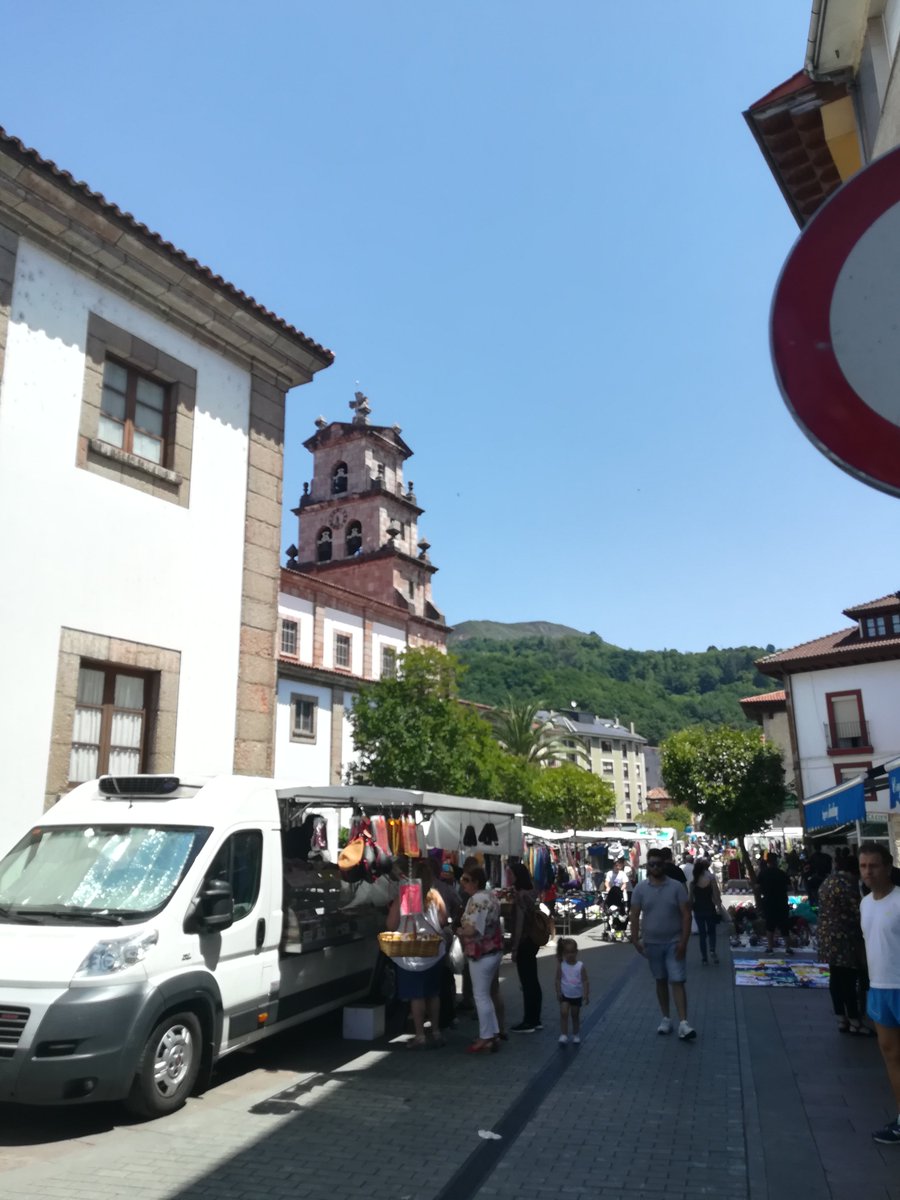 En este caso, ha sido el turno del concejo de Cangas de Onís en el mercado dominical y tradicional, como "zoco" más auténtico de la comarca oriental de Asturias. #UCINenMarcha #CangasDeOnís #Asturias #Municipalismo #Política #IndependientesdeAsturias