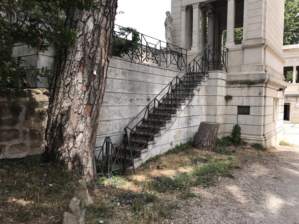 Salvatore Merlo (@salvatoremerlo) on Twitter photo Villa Torlonia è uno sfacelo. E purtroppo allo sfacelo ci si abitua Villa Torlonia è uno sfacelo. E purtroppo allo sfacelo ci si abitua