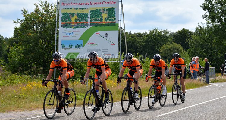 Een afgevaardigde selectie van TWC Het Snelle Wiel uit Bladel pakt de winst in de ploegentijdrit over de <a href="/GroeneCorridor/">De Groene Corridor</a>. Check cyclingfanatics.nl/ploeg-van-het-…